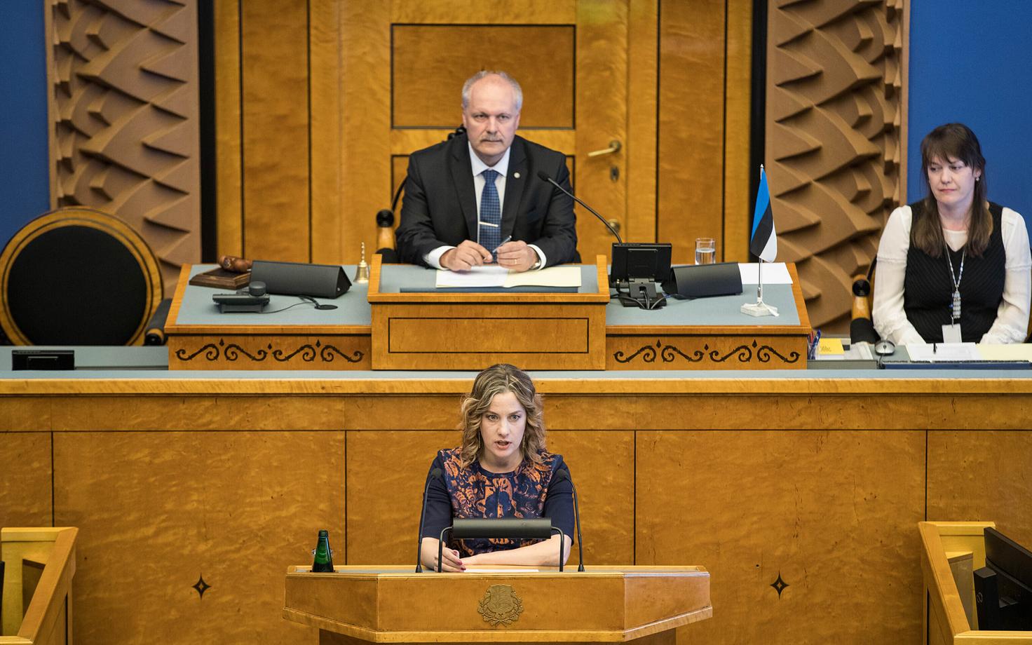 Keskerakonna saadik Oudekki Loone ametivannet andmas.