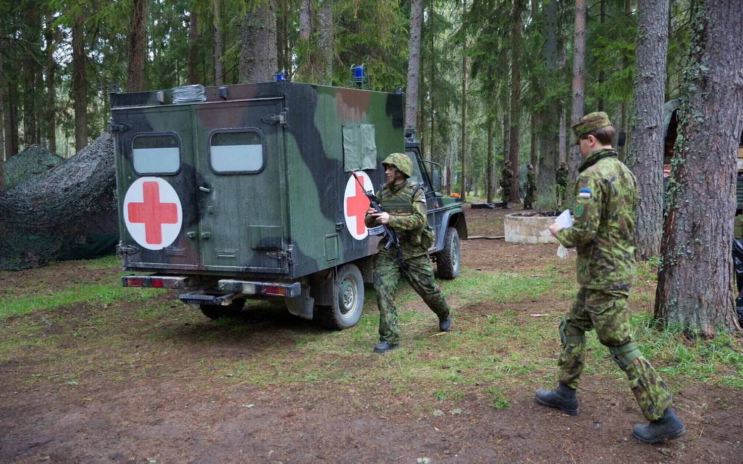 Parameedikute rühm kevadtormil.