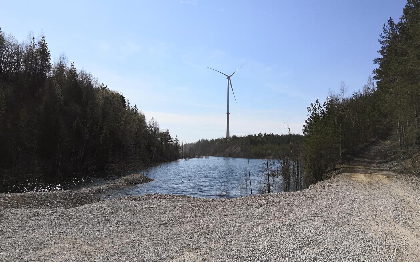 Несмотря на предписание Департамента по защите прав потребителя и техническому надзору строительные работы в Айдуском ветряном парке прекратились не сразу.