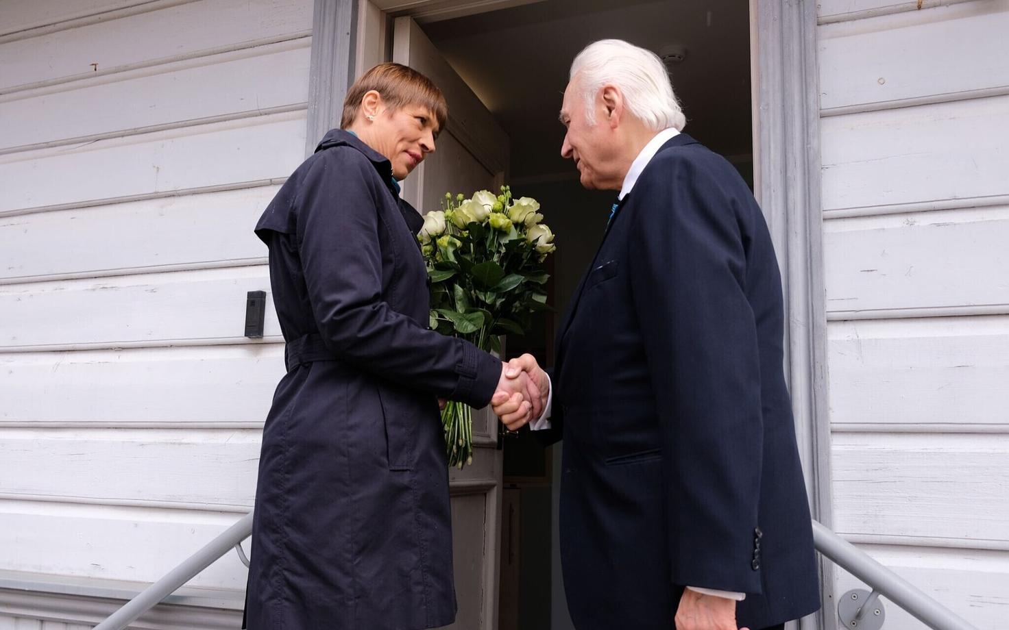 Керсти Кальюлайд поздравляет Арнольда Рюйтеля с 91-летием.