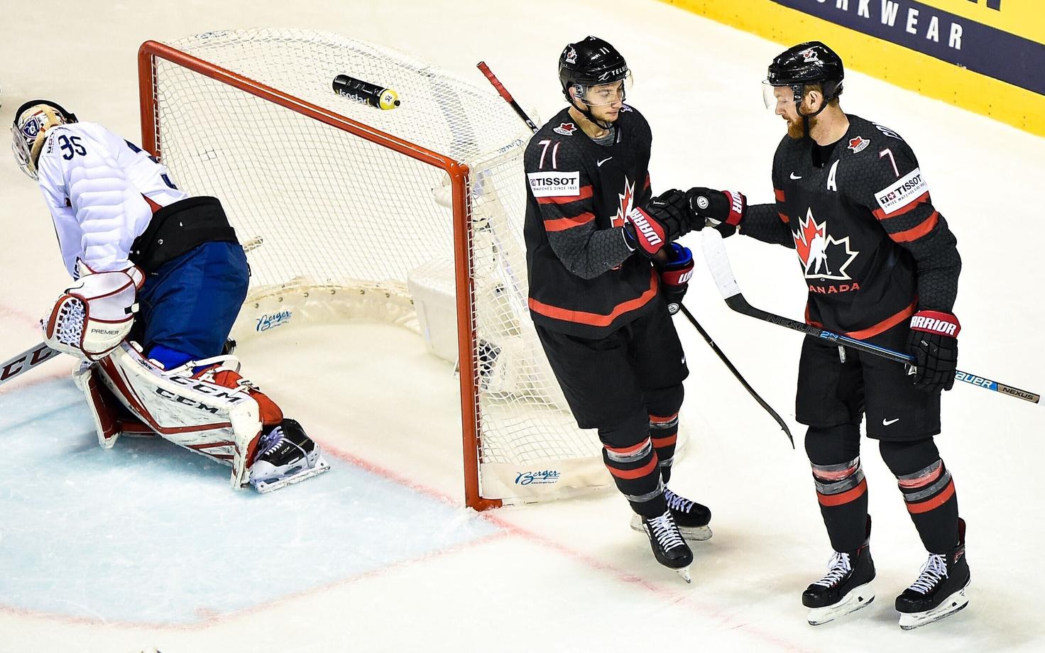 Сборная Канады одержала третью победу на турнире.