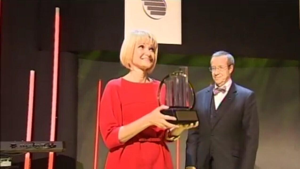 Ruth Oltjer receiving an award as former president Toomas Hendrik Ilves looks on.