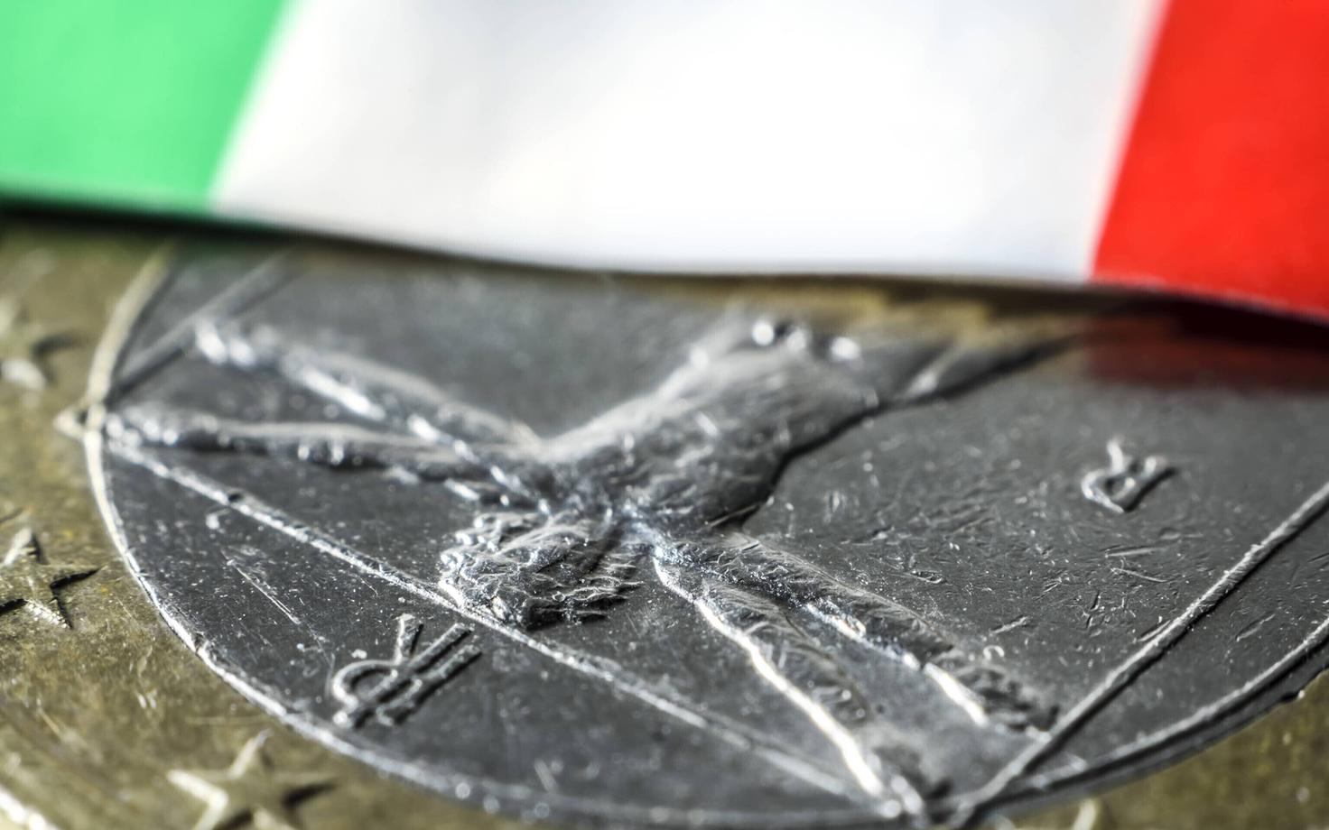 Itaalia lipp ja euromünt.