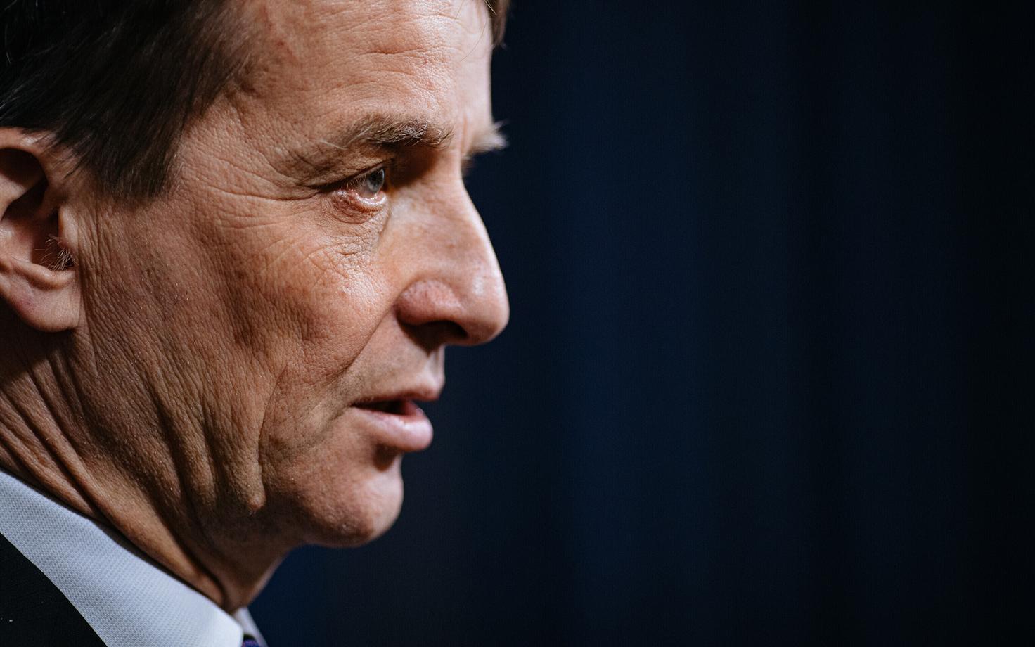 Так как в отношении Ардо Ханссона действует ограничение на деятельность, то в течение года он будет получать компенсацию.