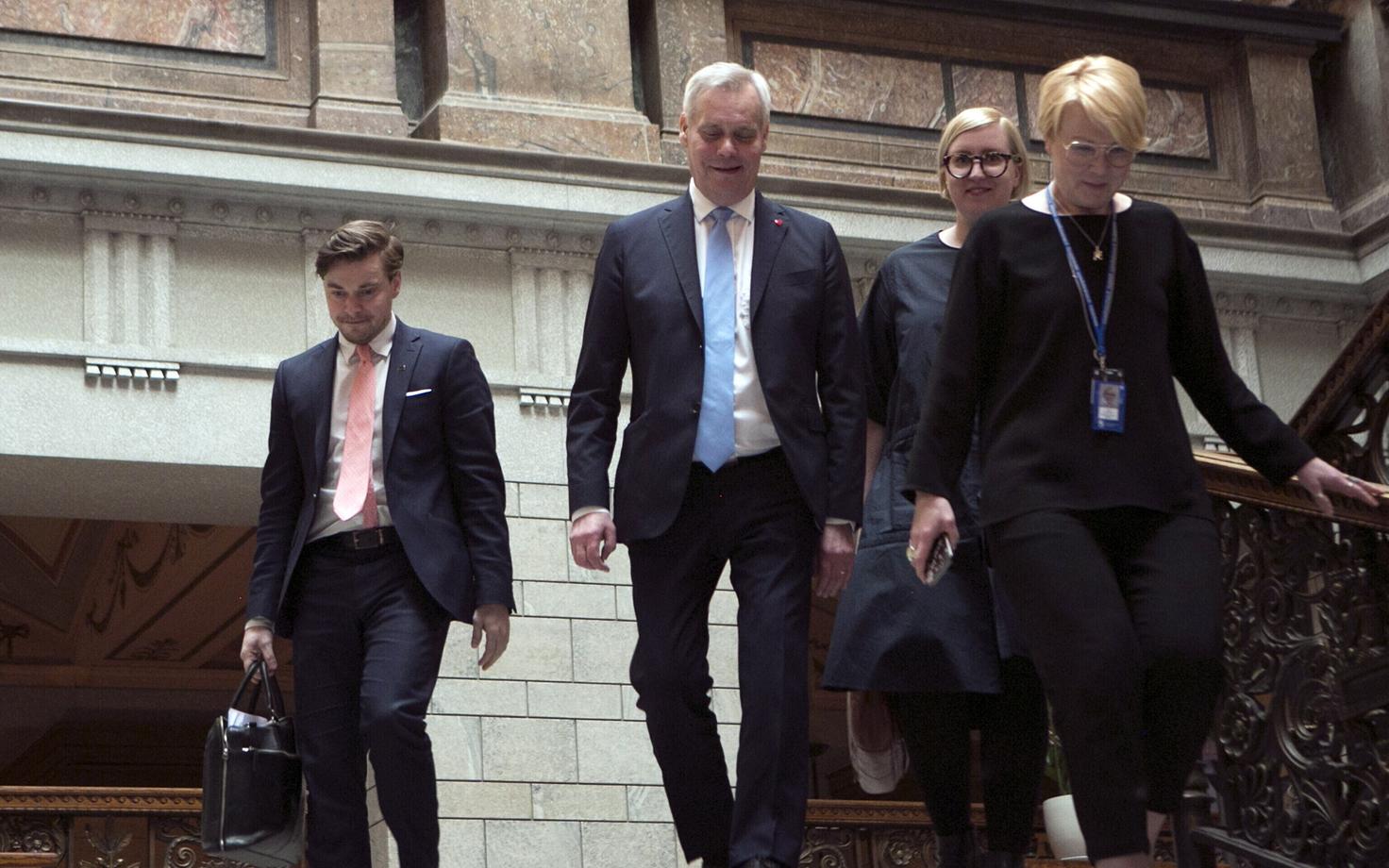 Антти Ринне (в центре) со своими однопартийцами.