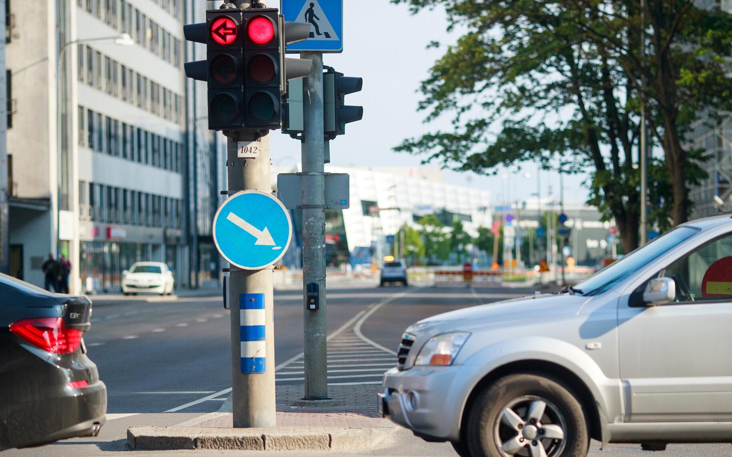 Autod Jõe ja Narva maantee ristmikul