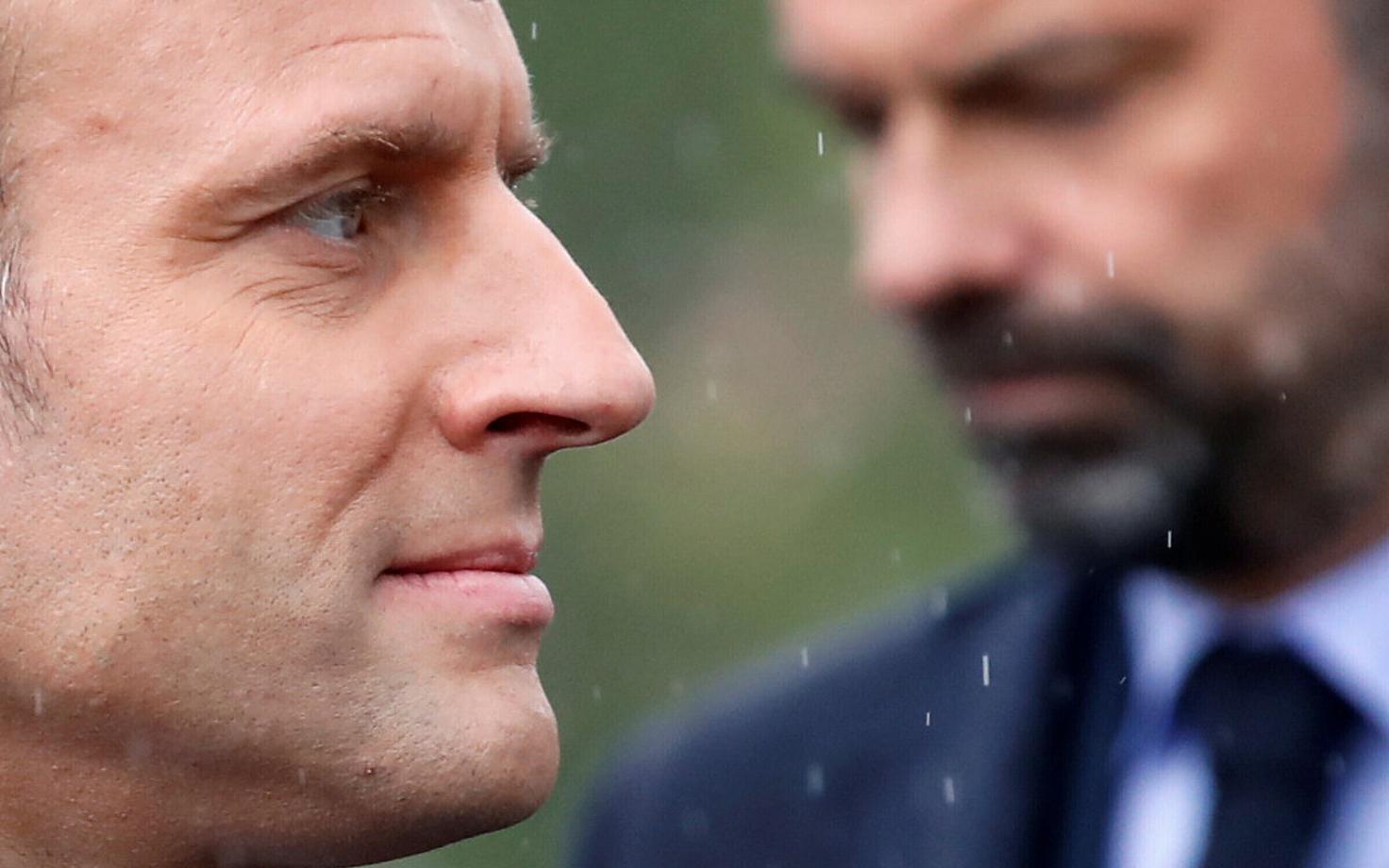 Prantsusmaa president Emmanuel Macron ja peaminister Édouard Philippe vihmasel tseremoonial.