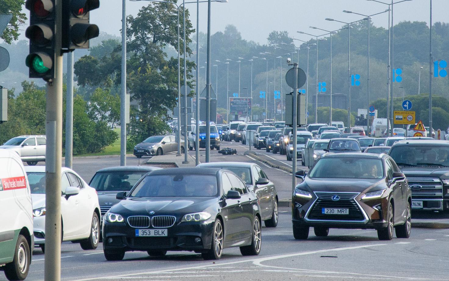 Перекресток около памятника