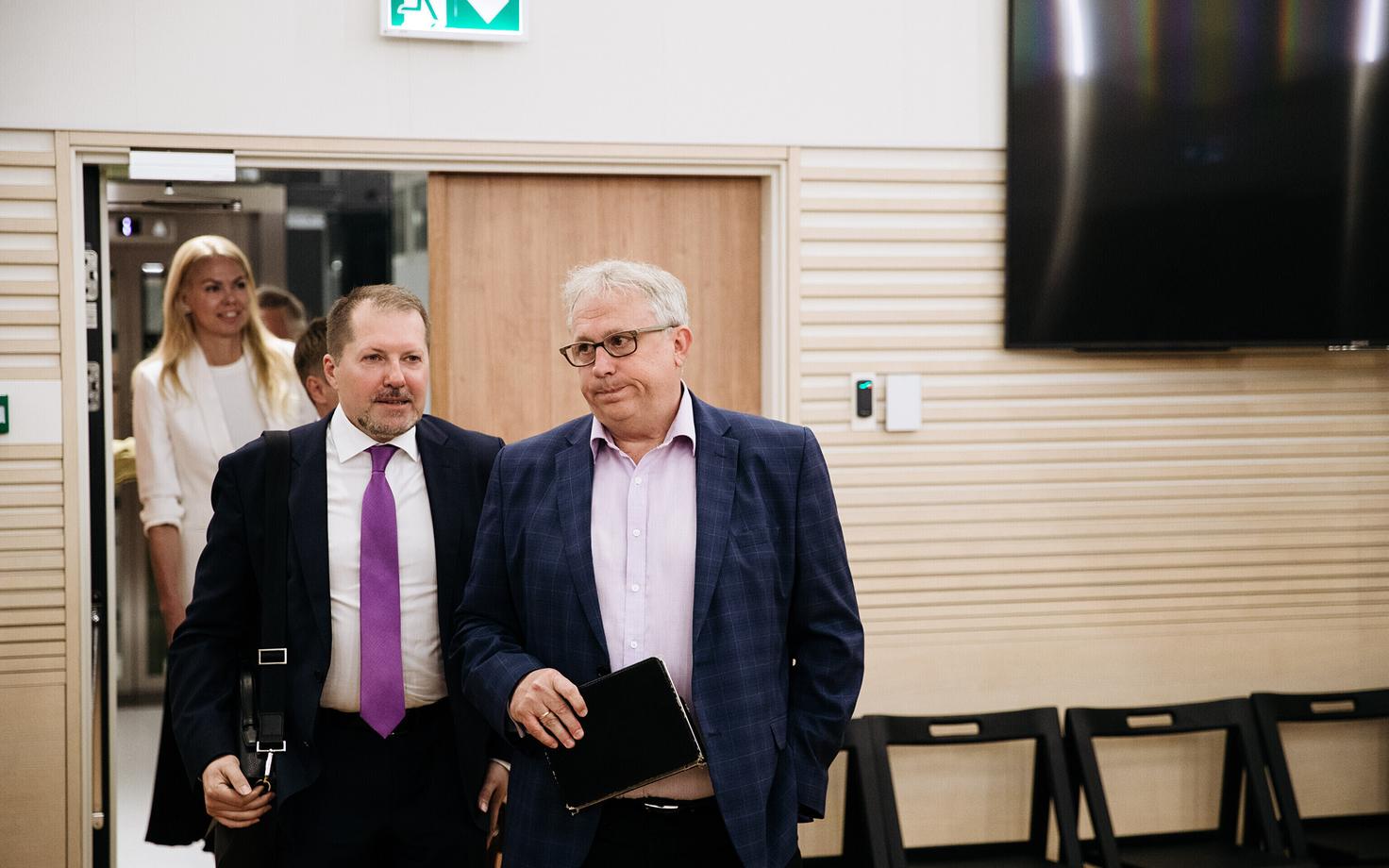 Хиллар Тедер (справа) в суде.