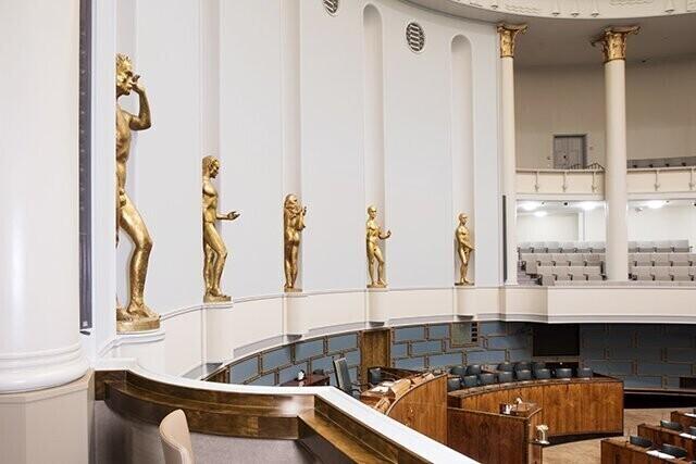 Некоторые депутаты финского парламента не преминули начать сразу пользоваться предоставляемыми им благами.