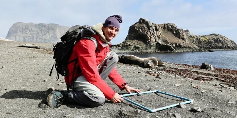 Jonne Kotta Antrktikas mõõnaga merepõhja kooslusi kaardistamas.
