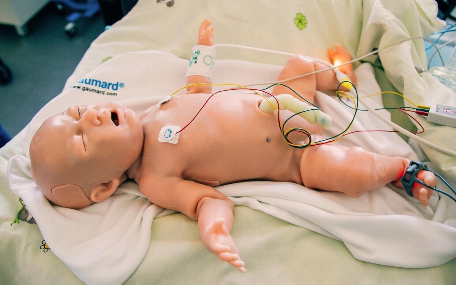 По словам члена совета Фонда поддержки родильных домов Андреса Суття, такой симулятор стоит, как новая машина премиум-класса.