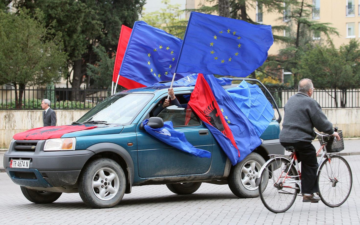 Флаги Албании и Европейского союза.