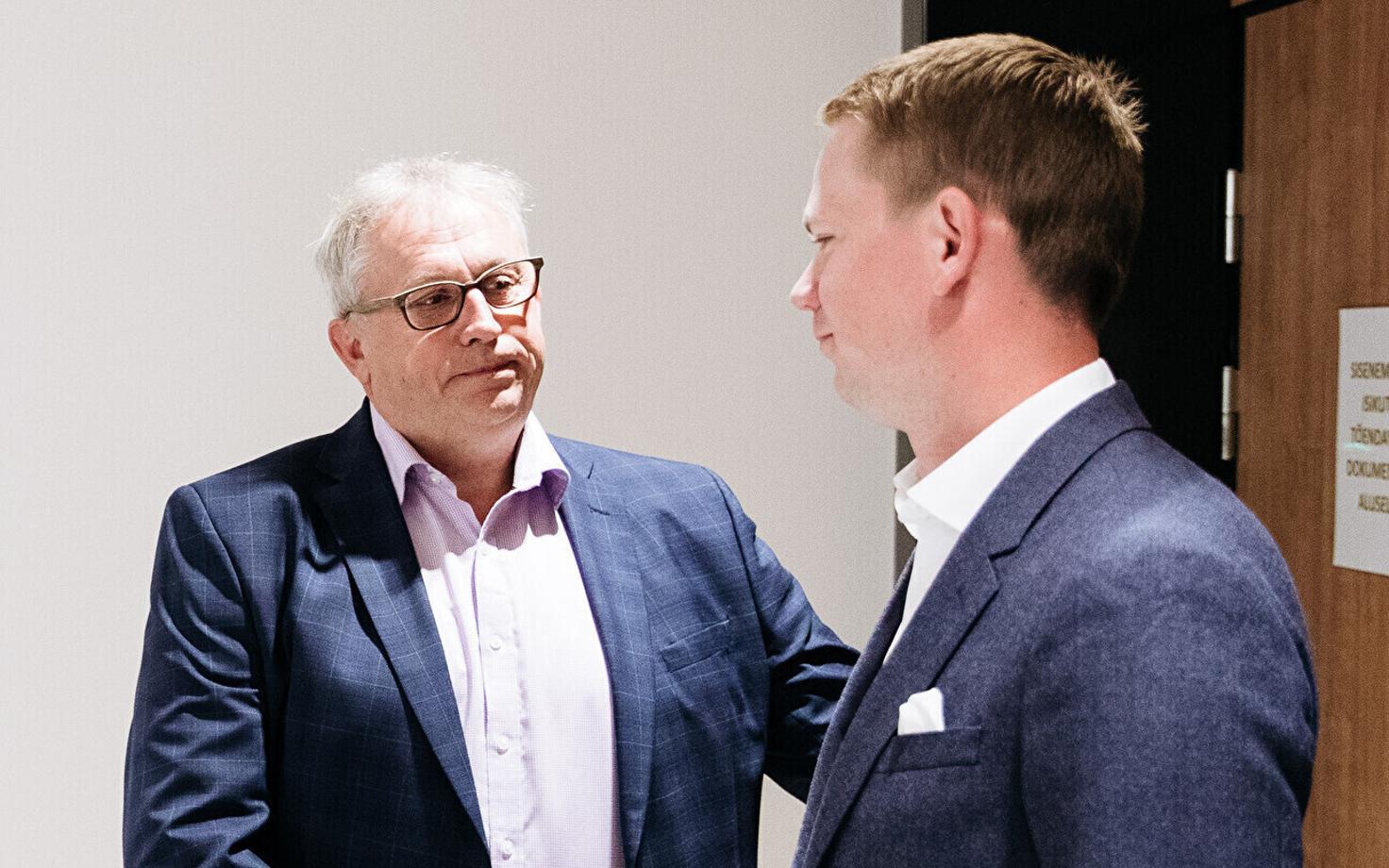 У Хиллара Тедера (слева) есть полгода, чтобы заплатить государству 200 000 евро.