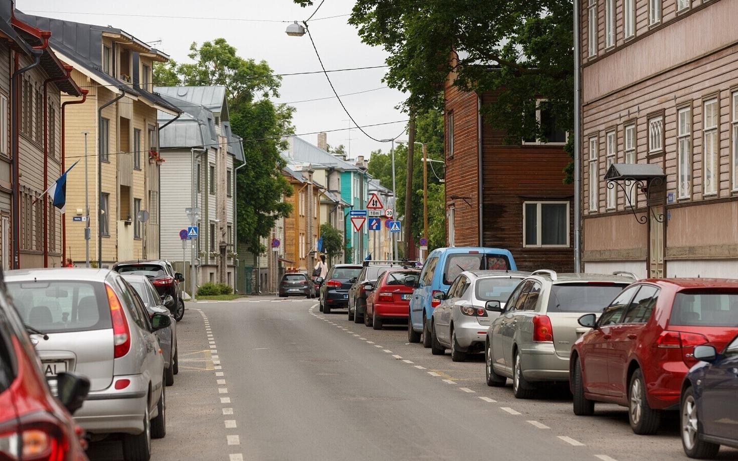 Некоторые водители предпочитают оставлять свои автомобили в Каламая, а не на платных парковках в центре города.
