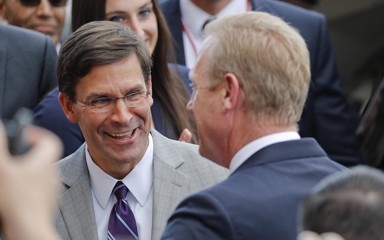 USA kaitseministriks määratud Mark Esper ja seljaga sellest ametist loobunud Patrick Shanahan.