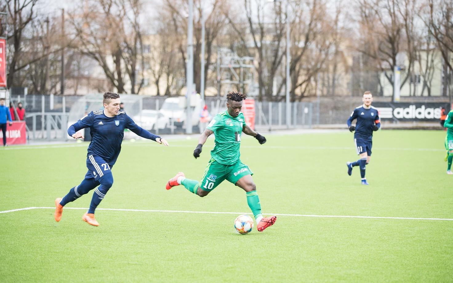 Гандо (с мячом) попробует доказать свою состоятельность тренерскому штабу