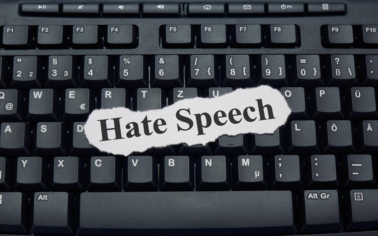 Парламент Франции последовал примеру Германии и принял закон, запрещающий язык вражды в интернете.