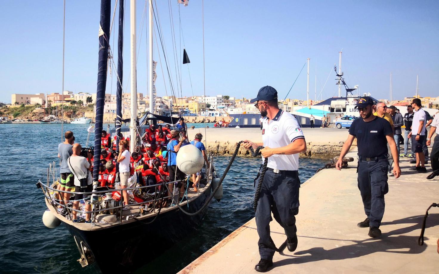 Itaalia siseministri keelust hoolimata Lampedusal sildunud migrandilaev.