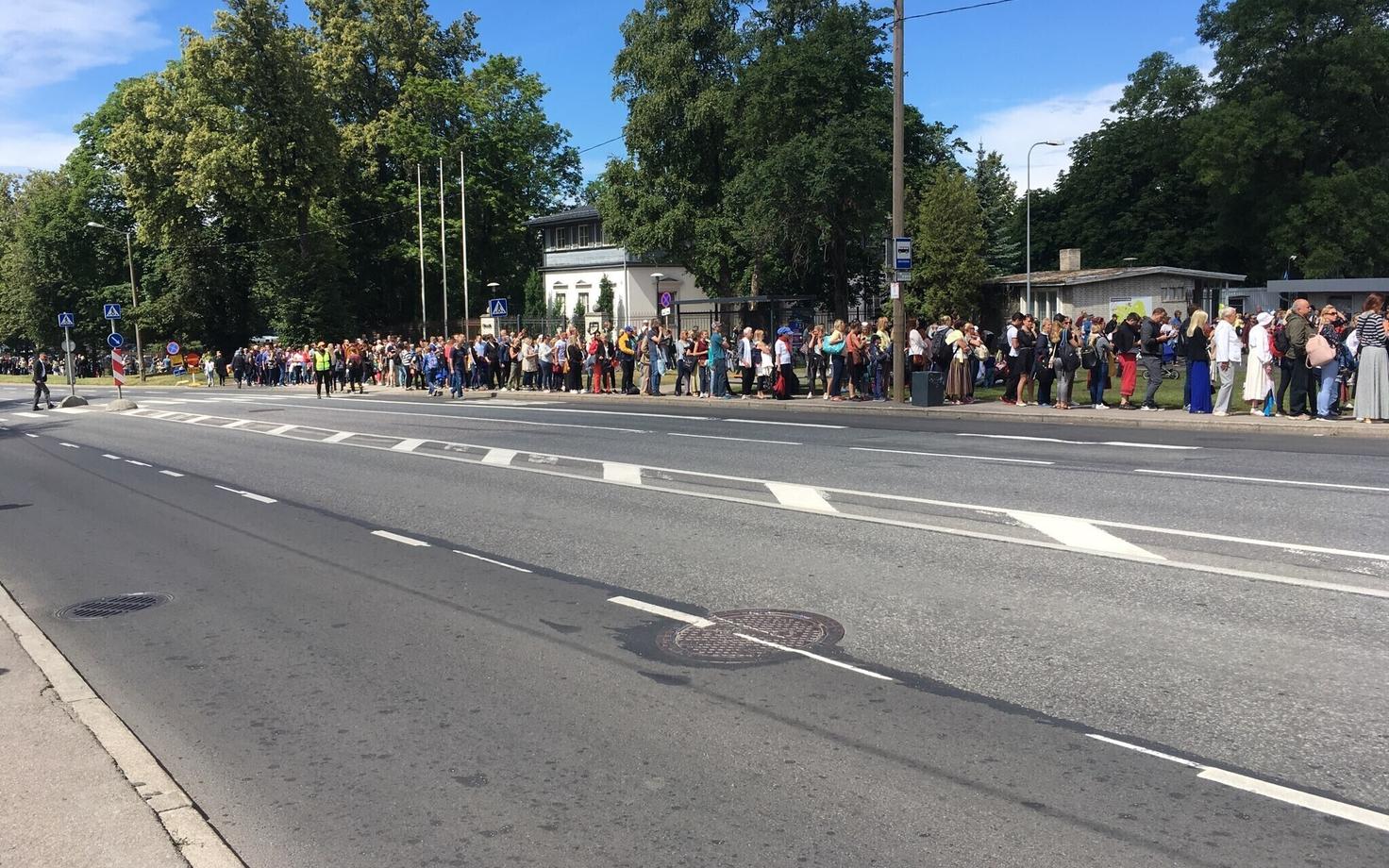 Очередь на входе на территорию Певческого поля.