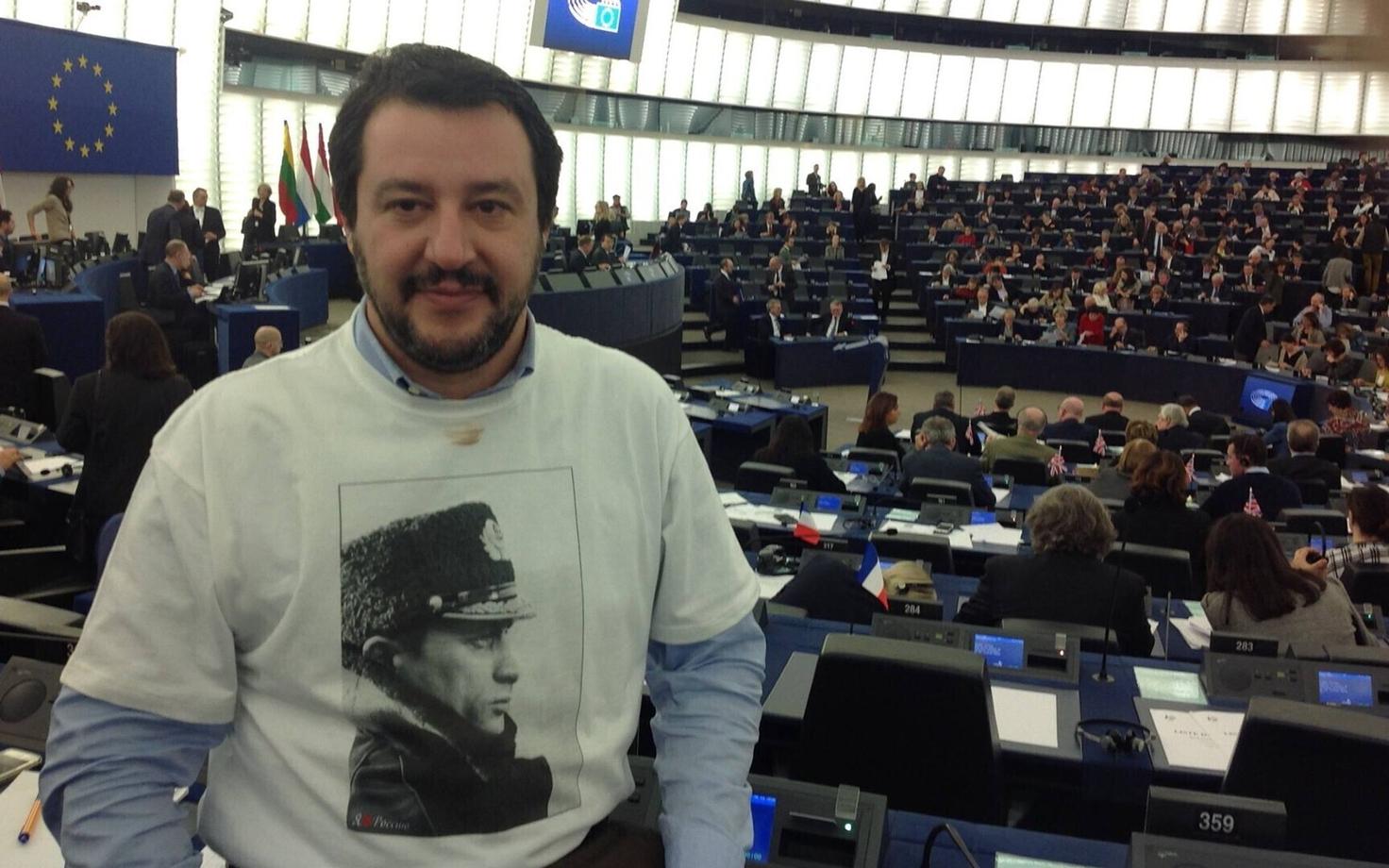 Matteo Salvini 2015. aastal Euroopa Parlamendis Putini pildiga T-särgis.