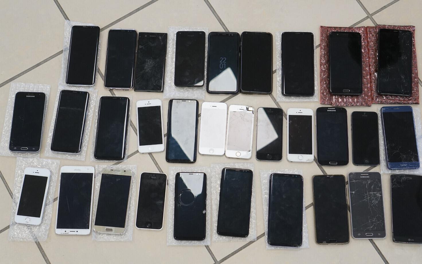 У подозреваемого нашли сотни краденных телефонов.