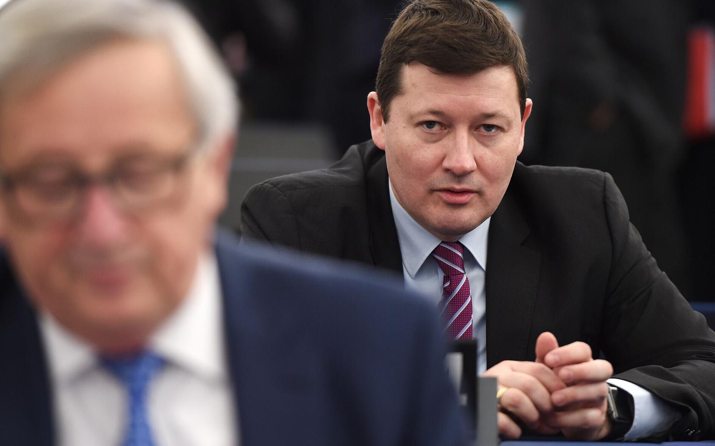 Ees Jean-Claude Juncker, taustal Martin Selmayr.