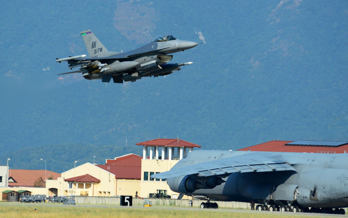 USA sõjalennuk Aviano õhuväebaasis Itaalias.