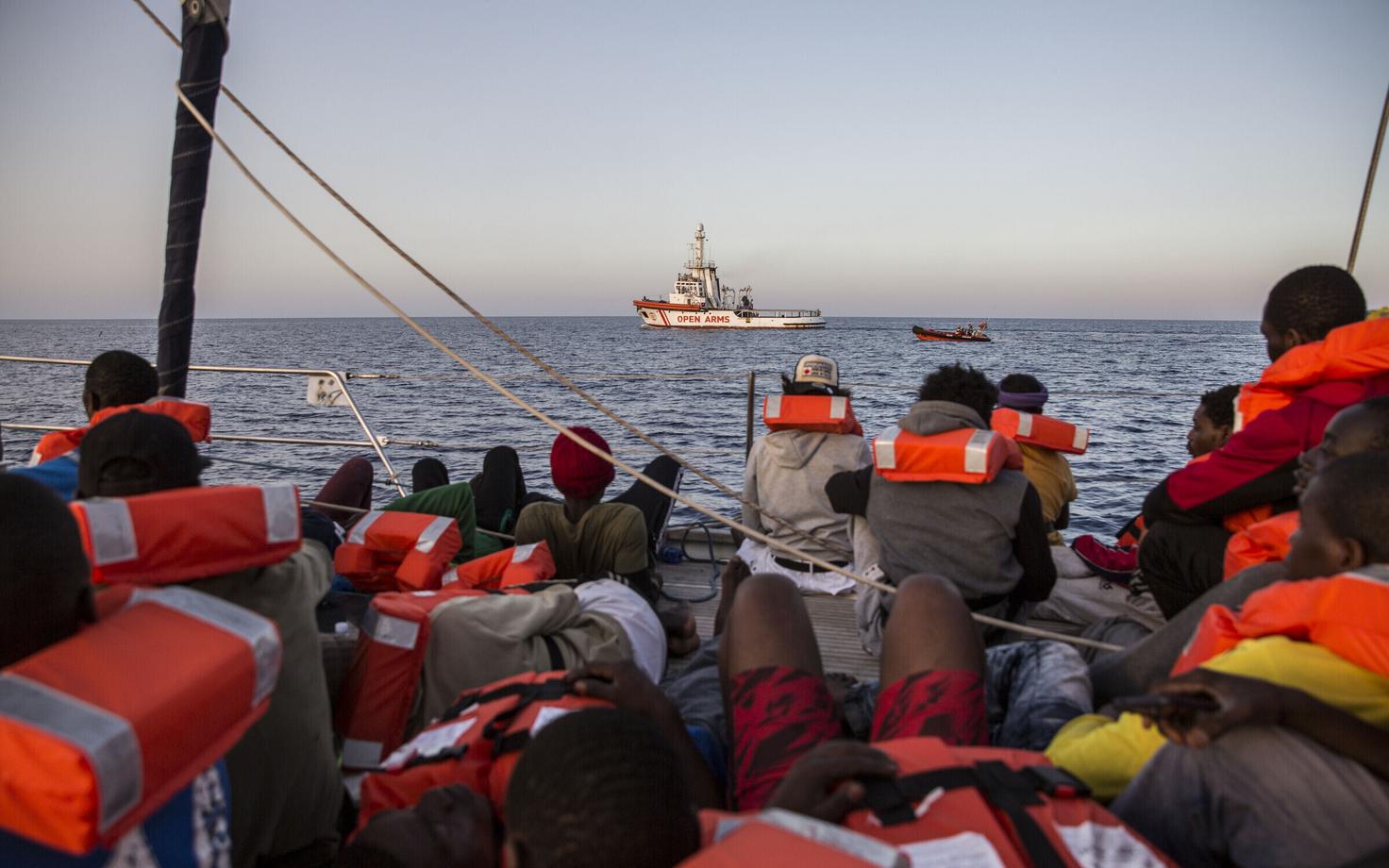 Migrandid vabaühenduse Saving Humans paadil Itaaliale kuuluva Lampedusa saare lähistel.