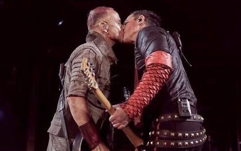 Rammsteini liikmed Paul Landers (vasakul) ja Richard Kruspe Moskva kontserdil.