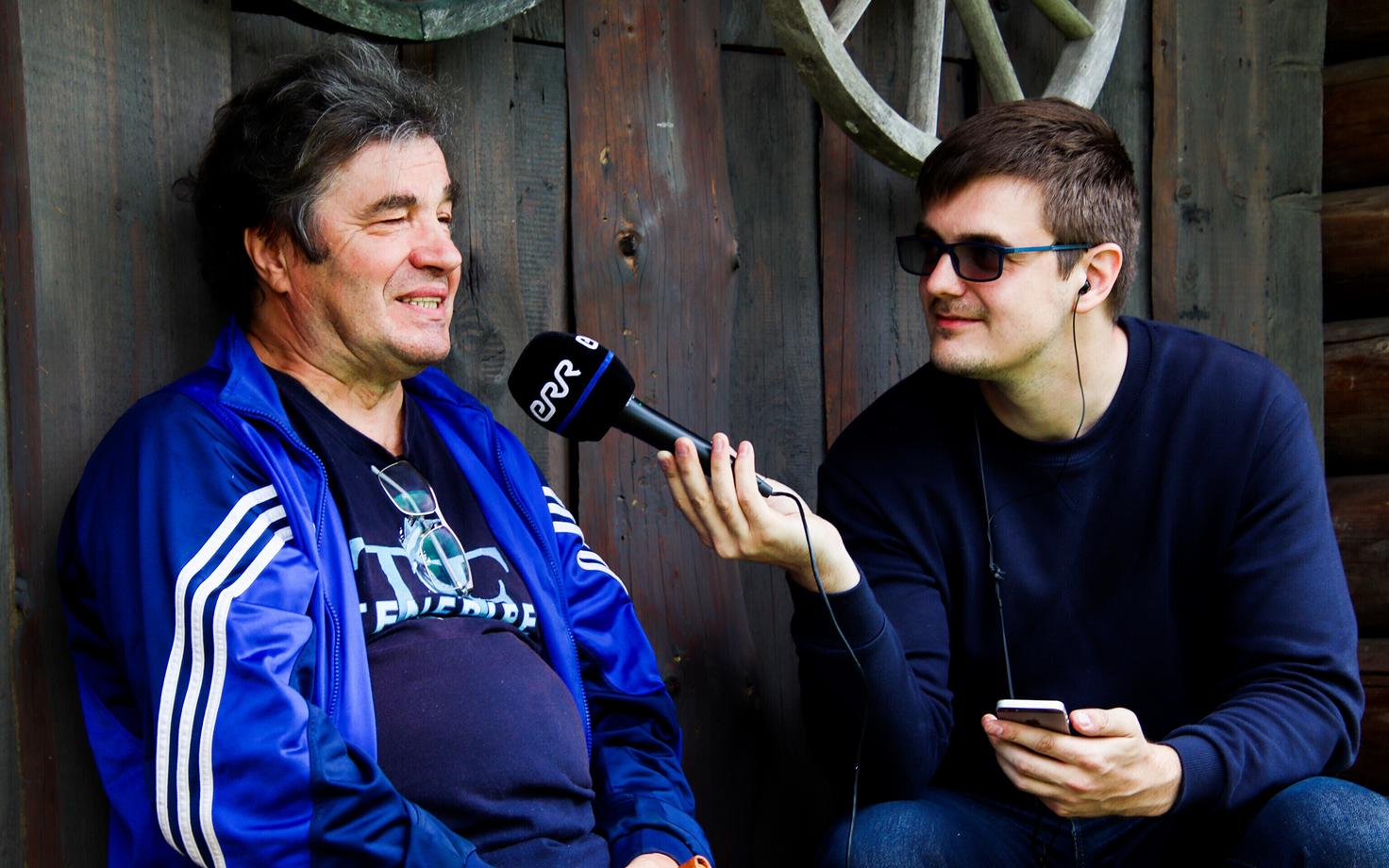 Tajo Kadajas oma kodutalus Lõuna-Eestis koos Taavi Libega