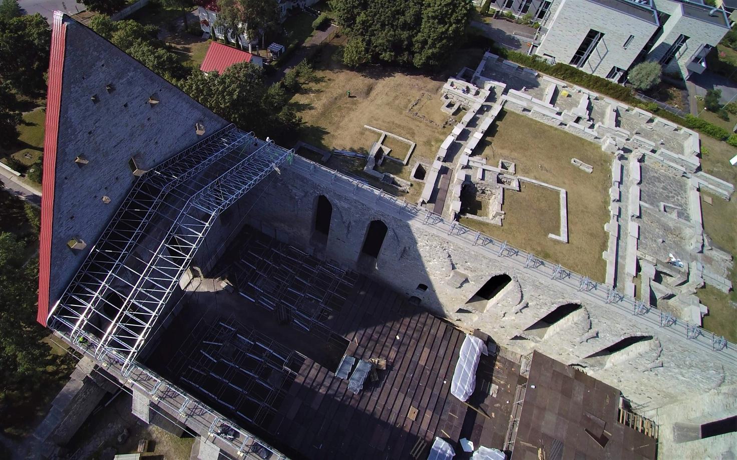 Установка временной крыши на развалинах монастыря Святой Биргитты.