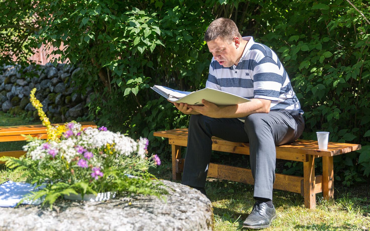 Юри Ратас во время визита на Сааремаа.