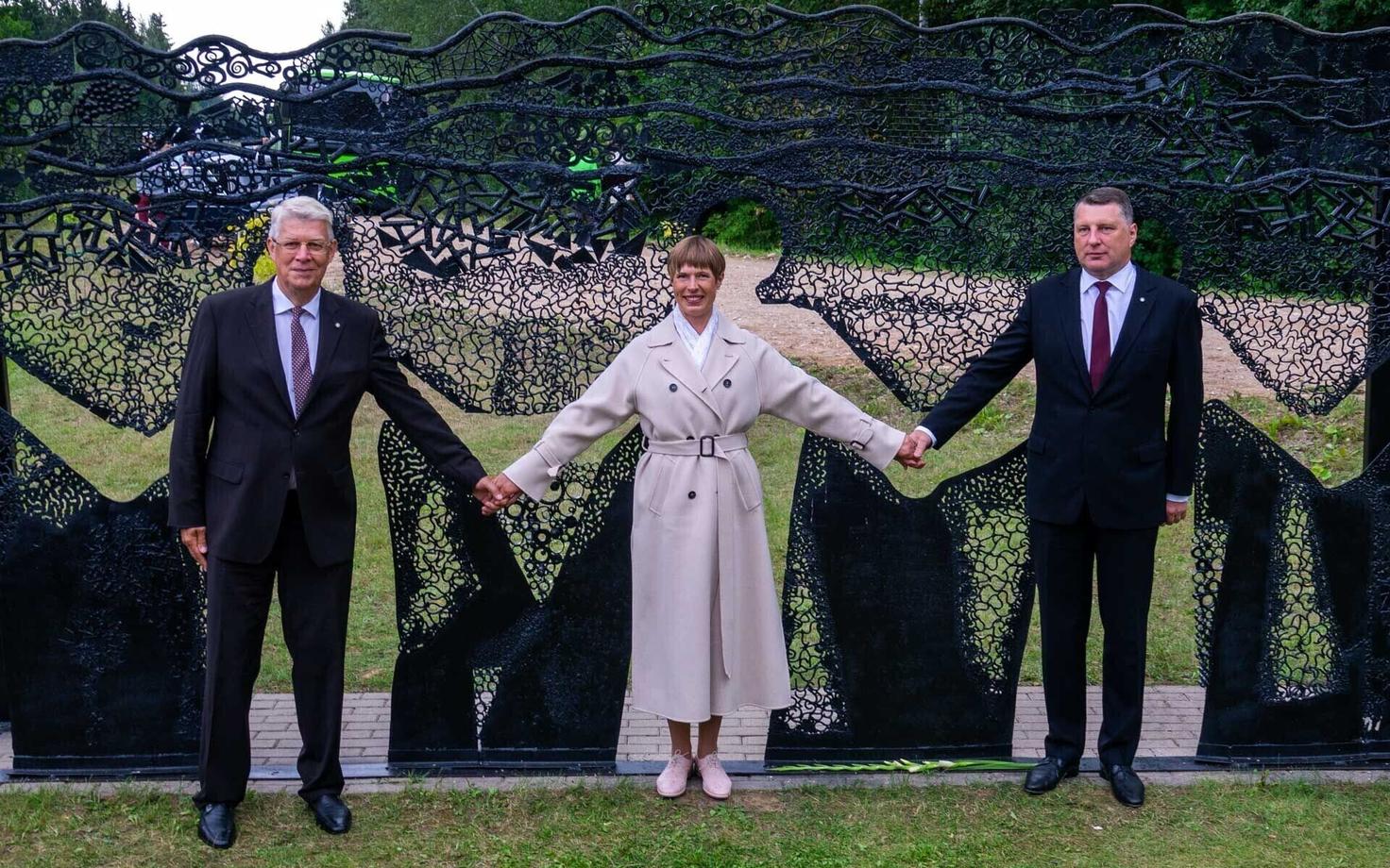 Керсти Кальюлайд вместе с президентами Латвии и Литвы на погранпункте Лилли.