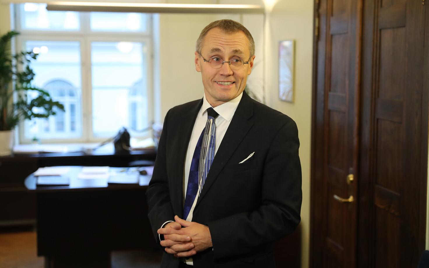 Министр культуры Тынис Лукас не сможет поехать в Петербург на культурный форум.