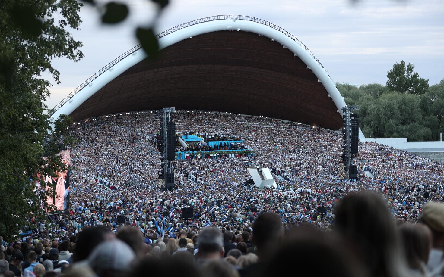 Uue korra järgi näost-näkku eestimaalasi enam üle ei loeta. Tänavu suvel mahtus umbes kümnendik Eesti elanikest lauluväljakule.