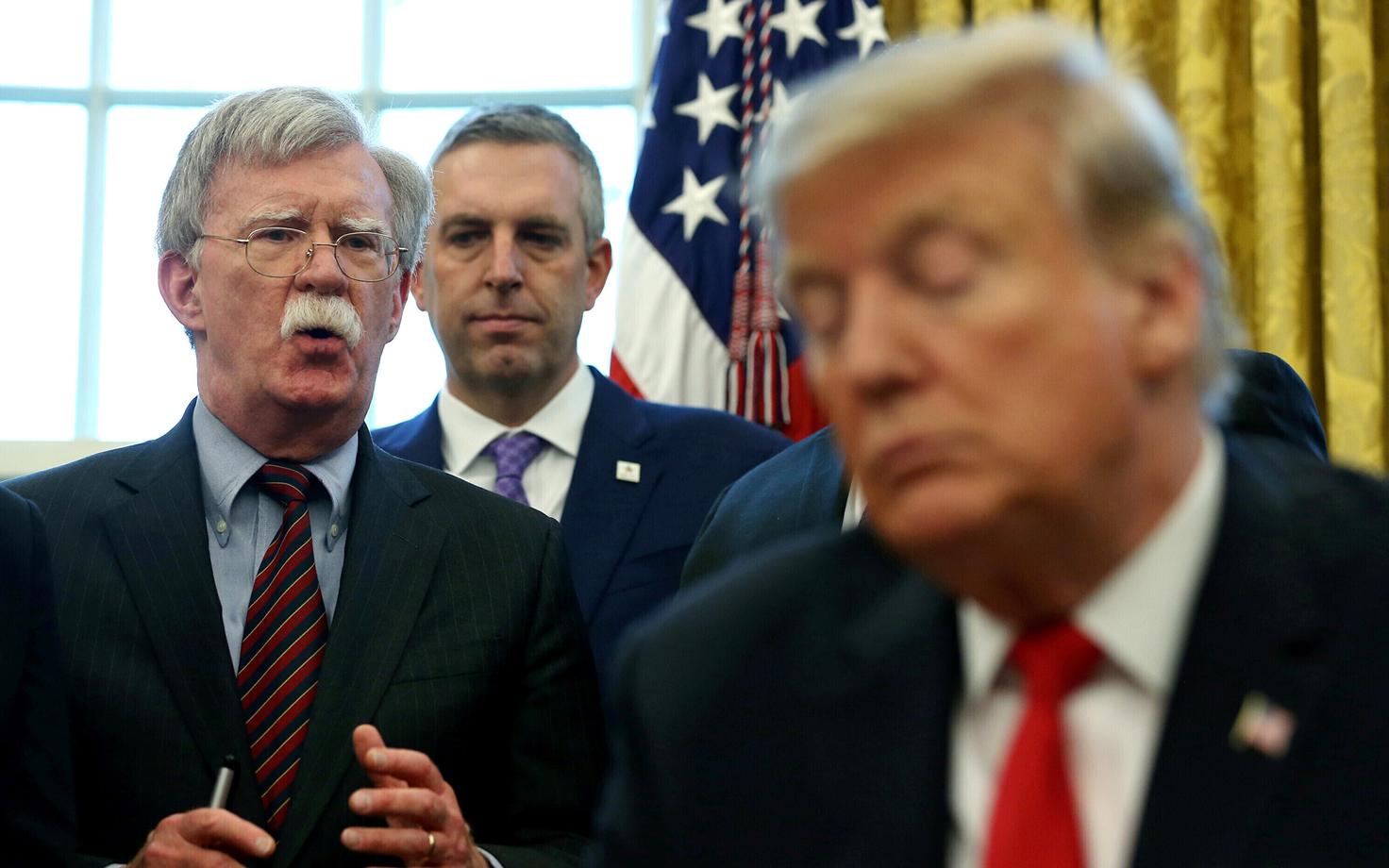 John Bolton (vasakul), Donald Trump esiplaanil.