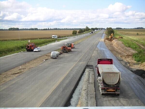 Tee-ehitusel kasutatakse valdavalt liiva, kruusa ja lubjakivi.