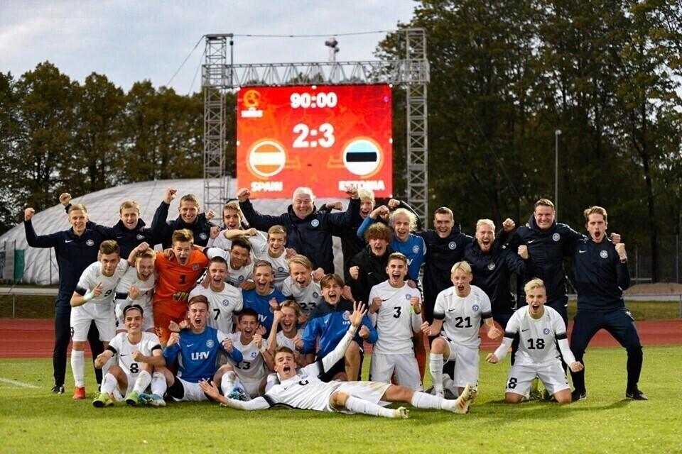 Юношеская сборная Эстонии на стадионе в Тарту.