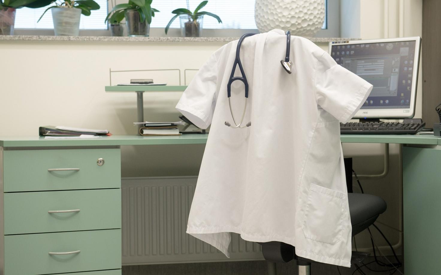 Supreme Court rules in favor of doctors' right to dictate treatment.