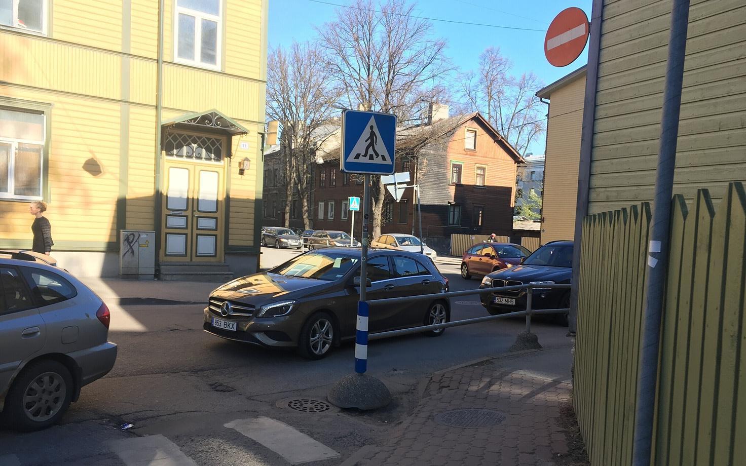 Ummik Kalamajas Tööstuse, Vana-Kalamaja ja Niine tänava ristumiskohas.