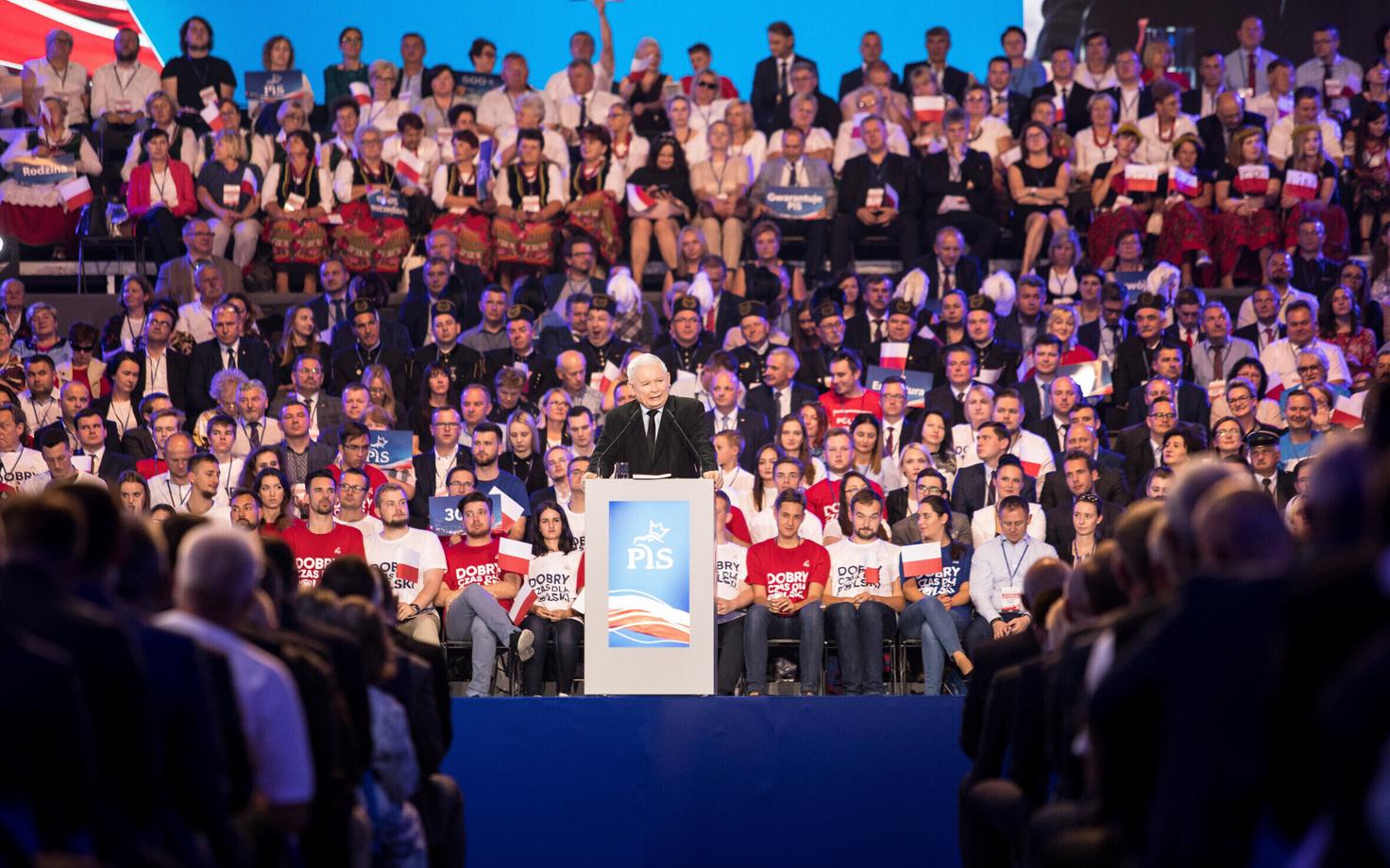 Poola võimupartei juht Jaroslaw Kaczynski kõnet pidamas.