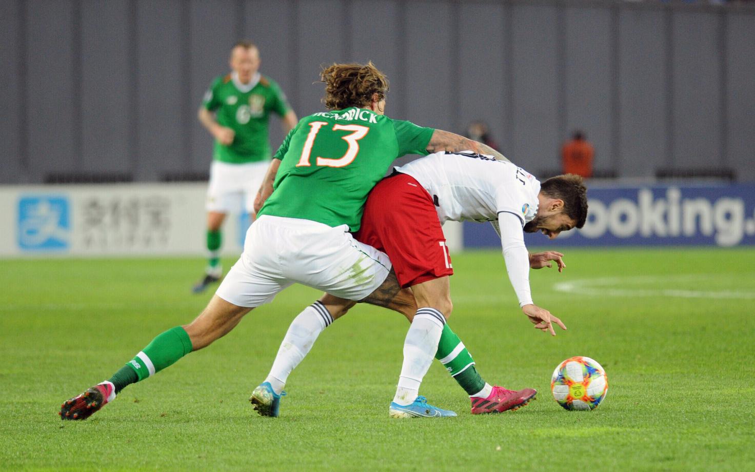 Iirlane Jeff Hendrick ja Gruusia jalgpallur Otar Kiteishvili