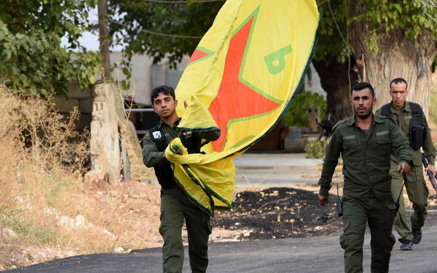 Süüria kurdi võitlejad YPG lipuga.