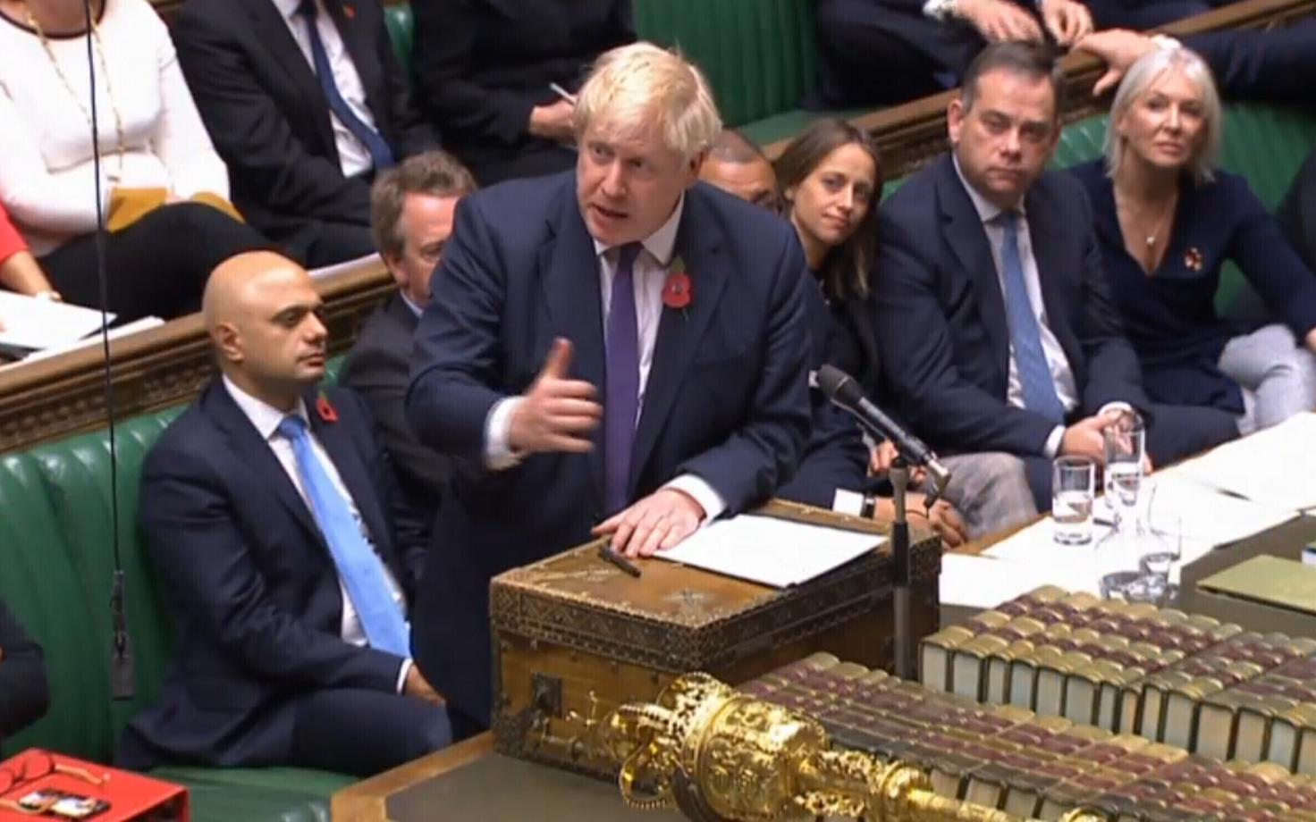 Peaminister Boris Johnson Briti parlamendi alamkojas.