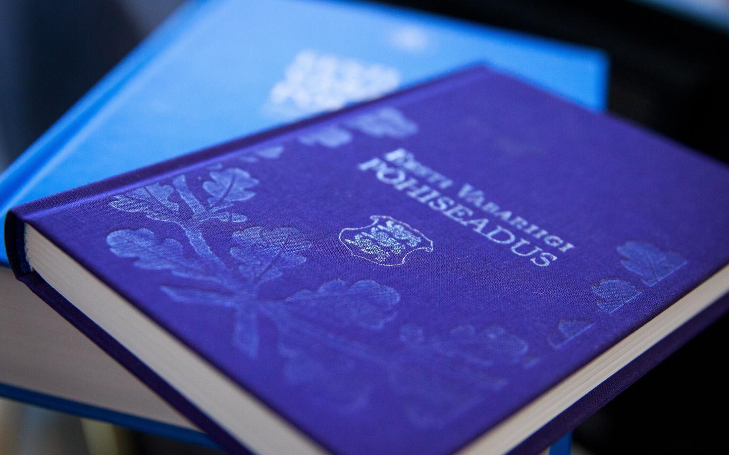 Estonian constitution in paper format.