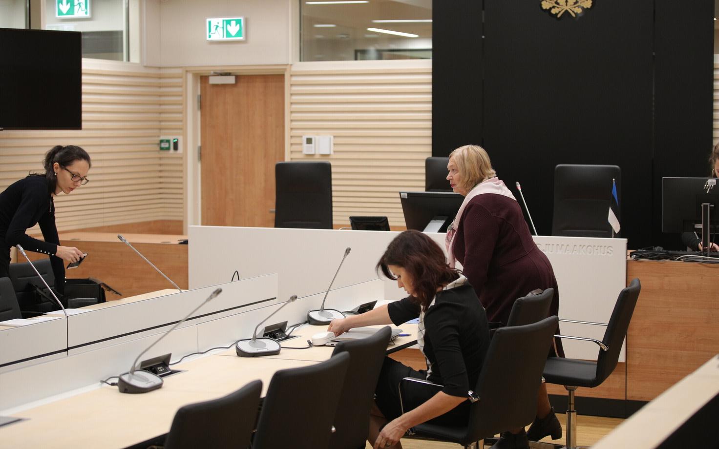 Ringkonnaprokurör Kelly Kruusimägi (vasakul) ja süüdistatava kaitsjad Anu Vilt ja Sirje Must neljapäeval kohtus.