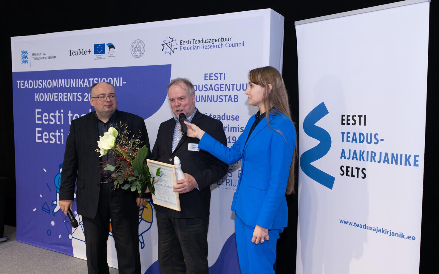 Laurits Leedjärv auhinna üleandmisel.