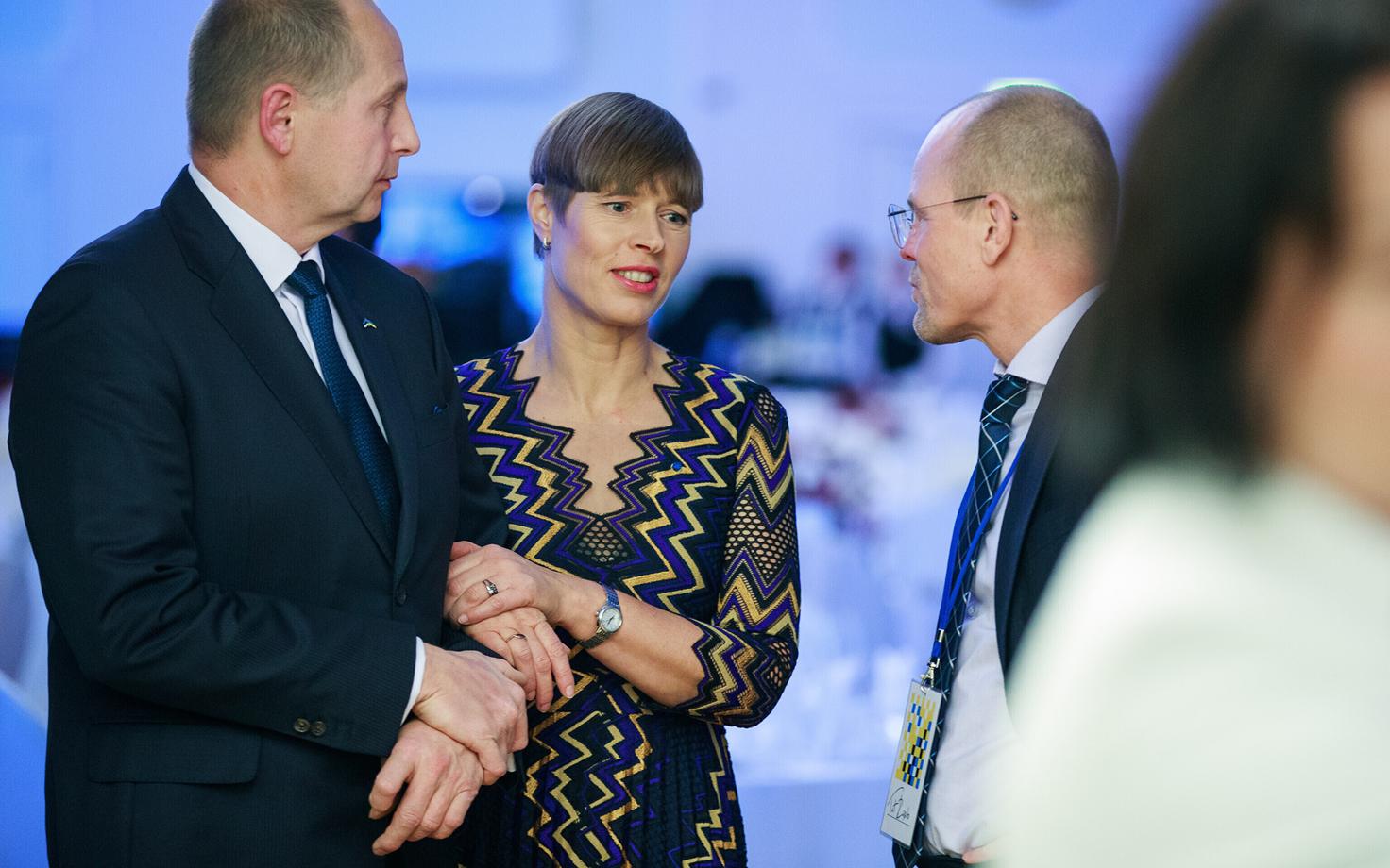 President Kersti Kaljulaid abikaasaga (vasakul) õhtusöögil Estonias Ukraina riigipea visiidi ajal.
