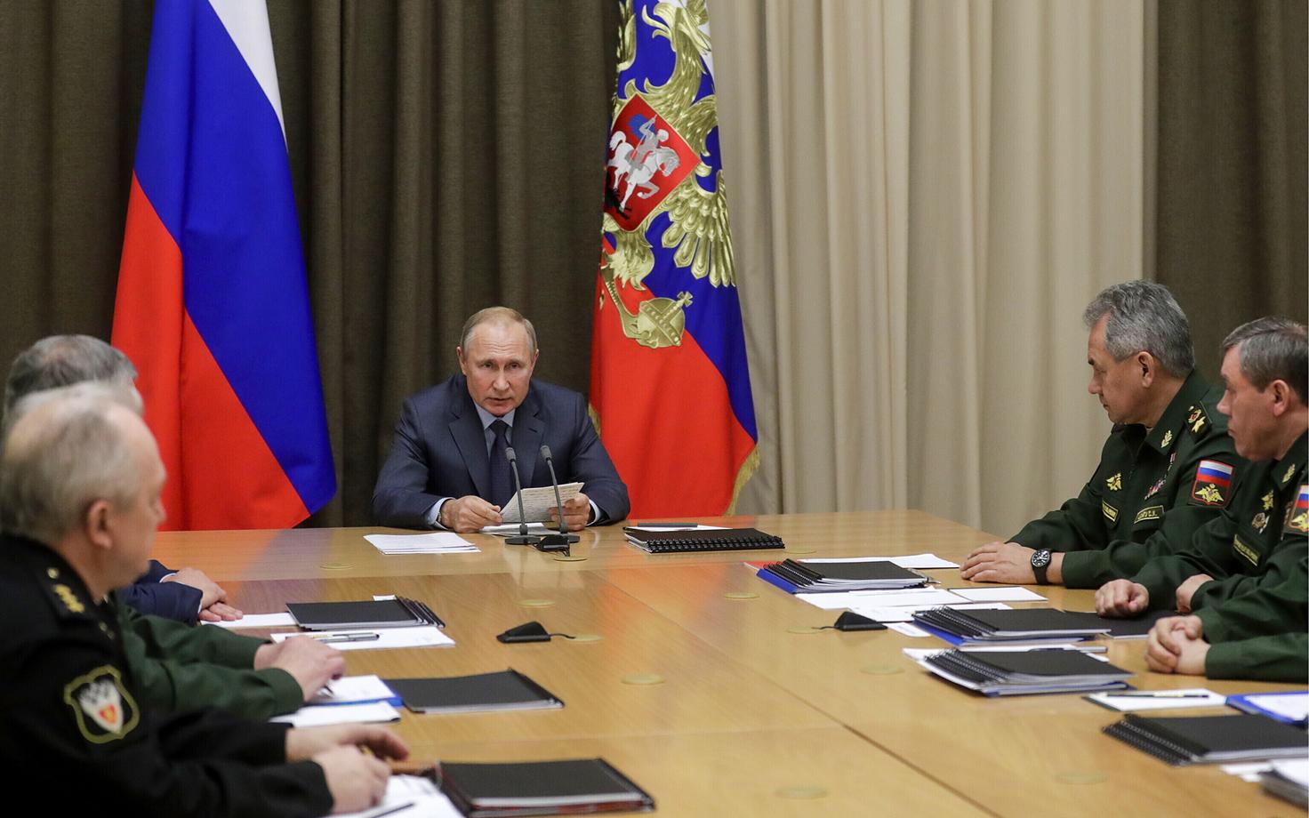 Vladimir Putin kohtus kaitseministeeriumi ja kaitsetööstuse esindajatega.